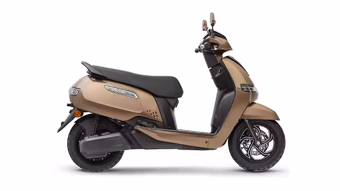 🛵 भारत की EV रेस में TVS ने मारी बाज़ी! iQube की बिक्री ने Ola और Bajaj को पछाड़ा 5 TVS iQube